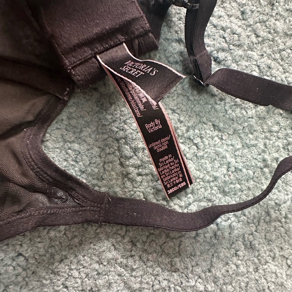 Victoria's Secret (3) & Gilligan & O’Malley(1) Black and Red Bras Collection - Picture 5 of 9